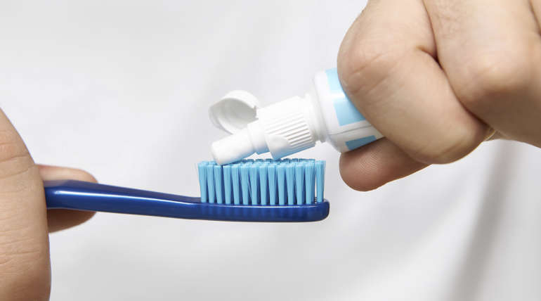 Estos son los ERRORES que no debes cometer al cepillarte los dientes