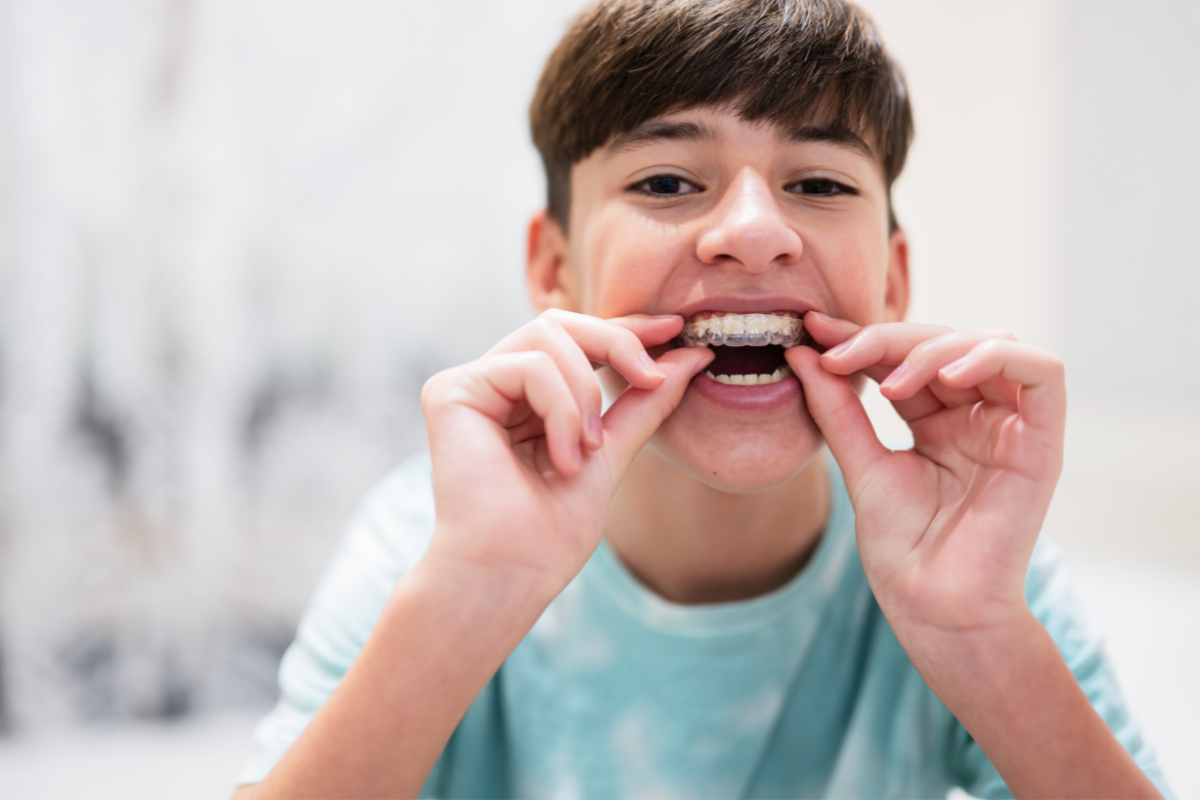 adolescente llevando alineadores