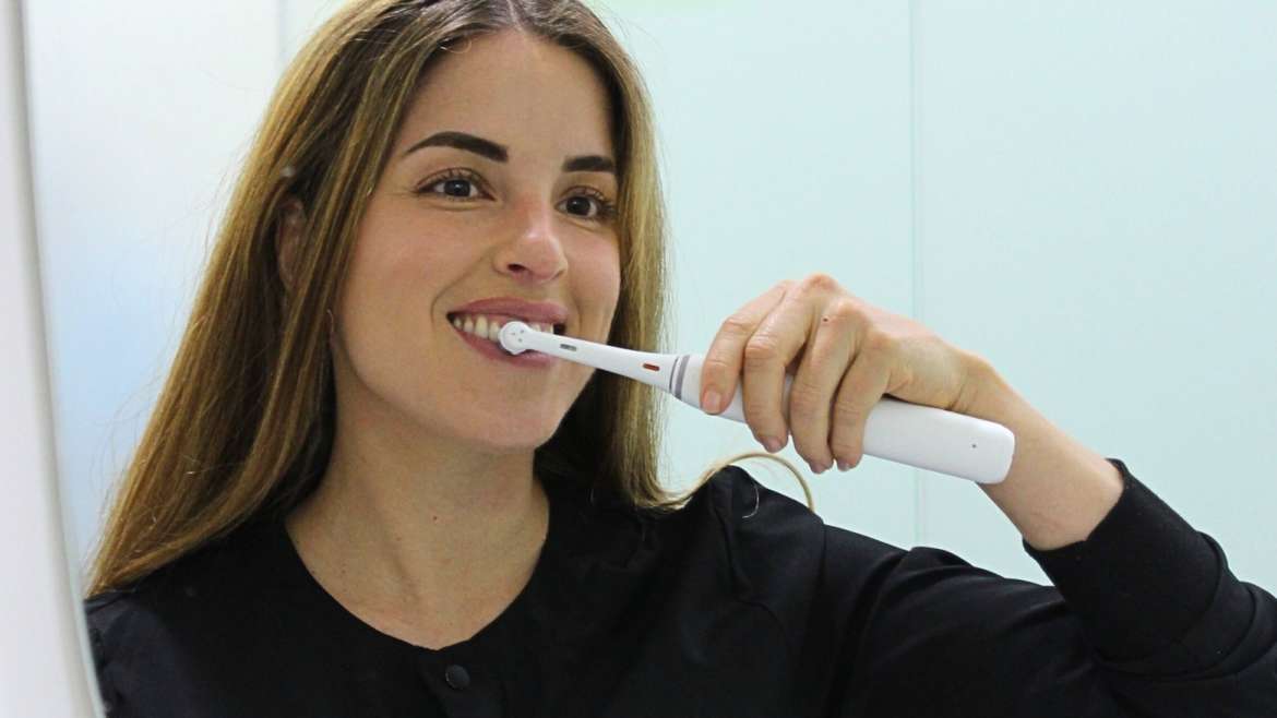 Errores comunes en el cuidado dental diario que vemos cada día en consulta (y cómo evitarlos)