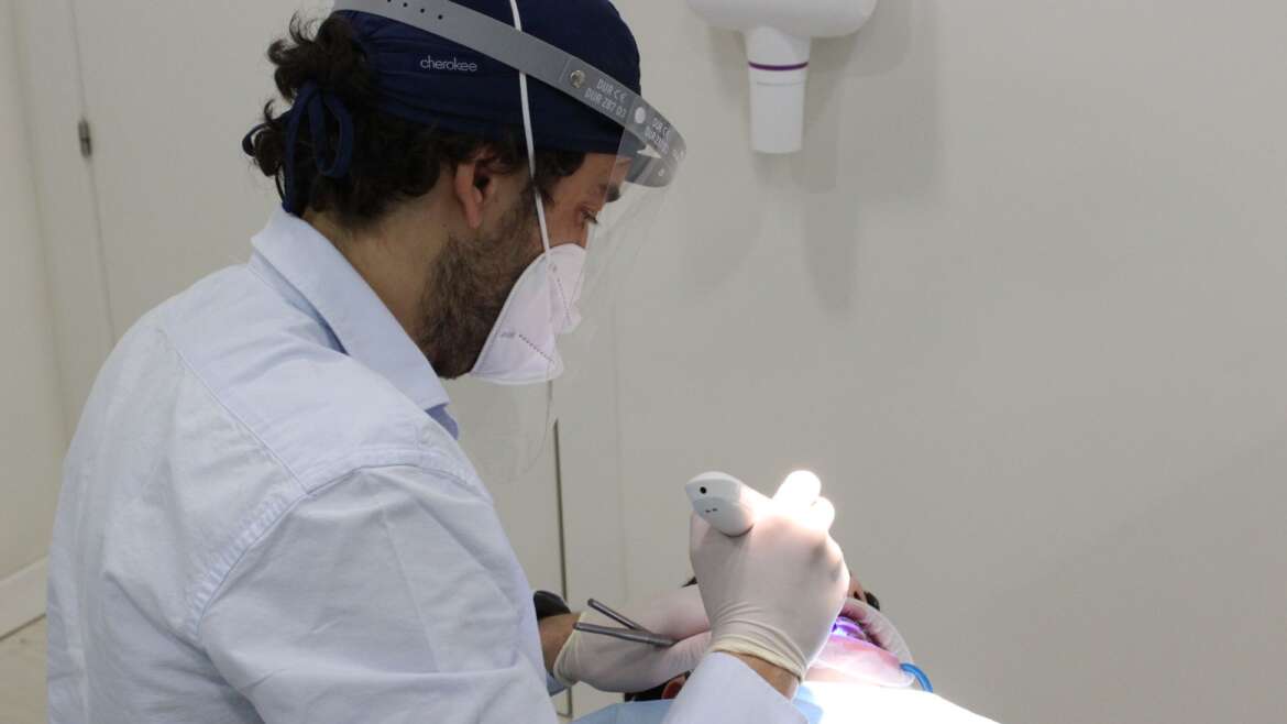 ¿Se mueven los dientes después de la ortodoncia?