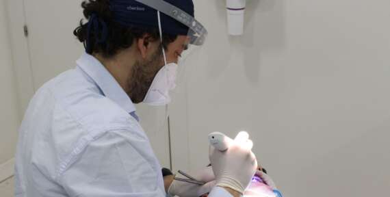 ¿Se mueven los dientes después de la ortodoncia?