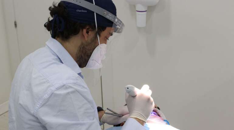 ¿Se mueven los dientes después de la ortodoncia?