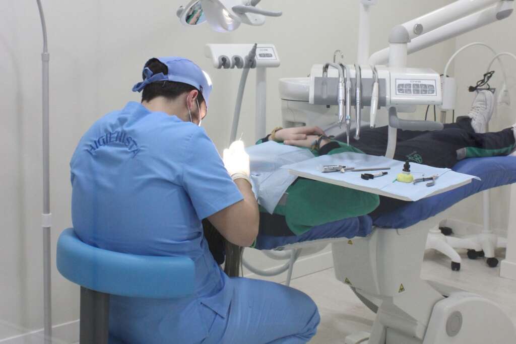 higienista cambiando brackets a paciente