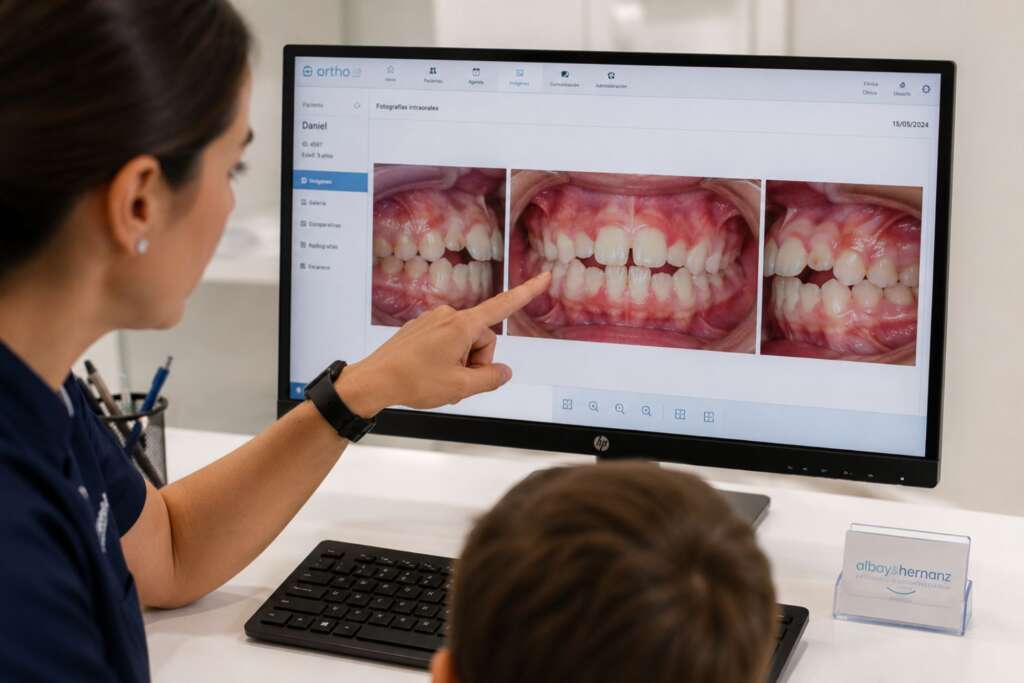 dentista enseñandole a un niño una radiografia de su mordida