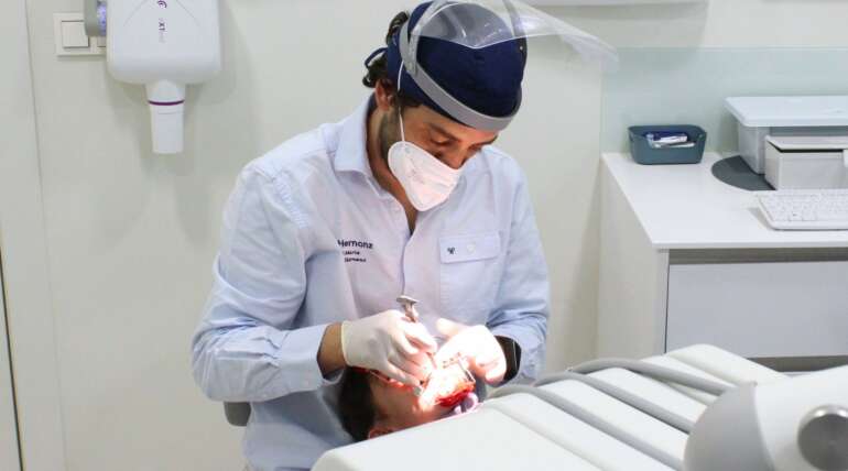 ¿Tienes una sonrisa estrecha? El paladar puede ser el motivo