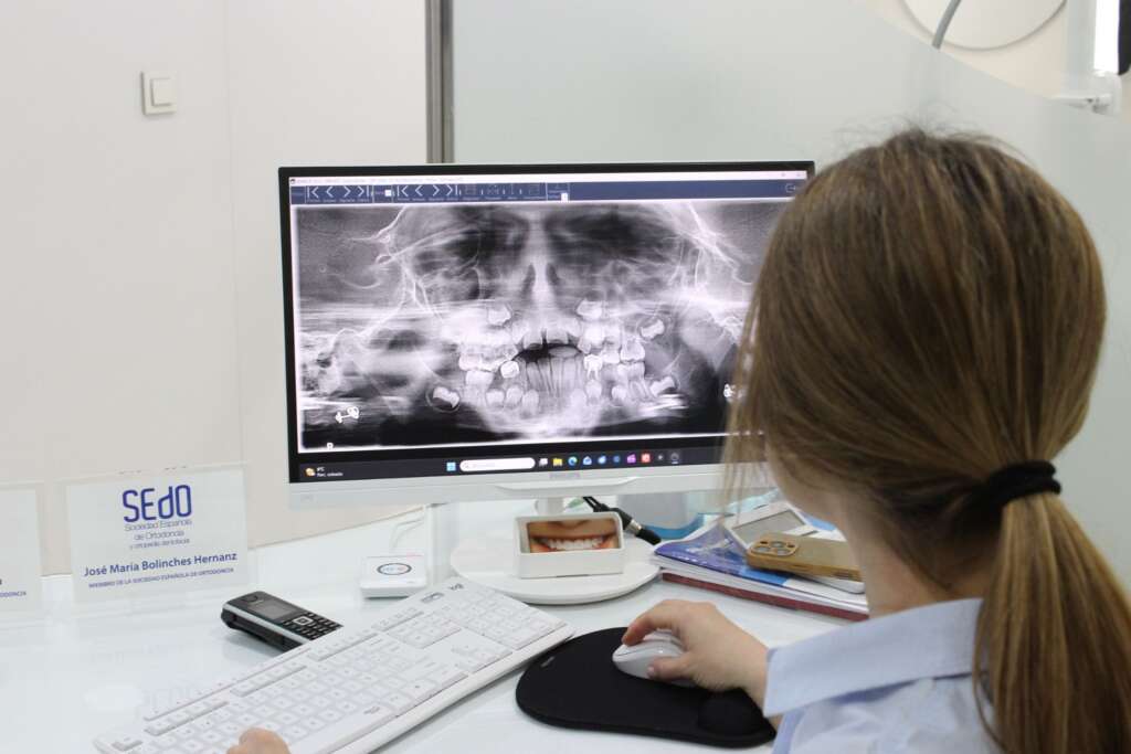 ortodoncista revisando radiografia dental en la primera visita