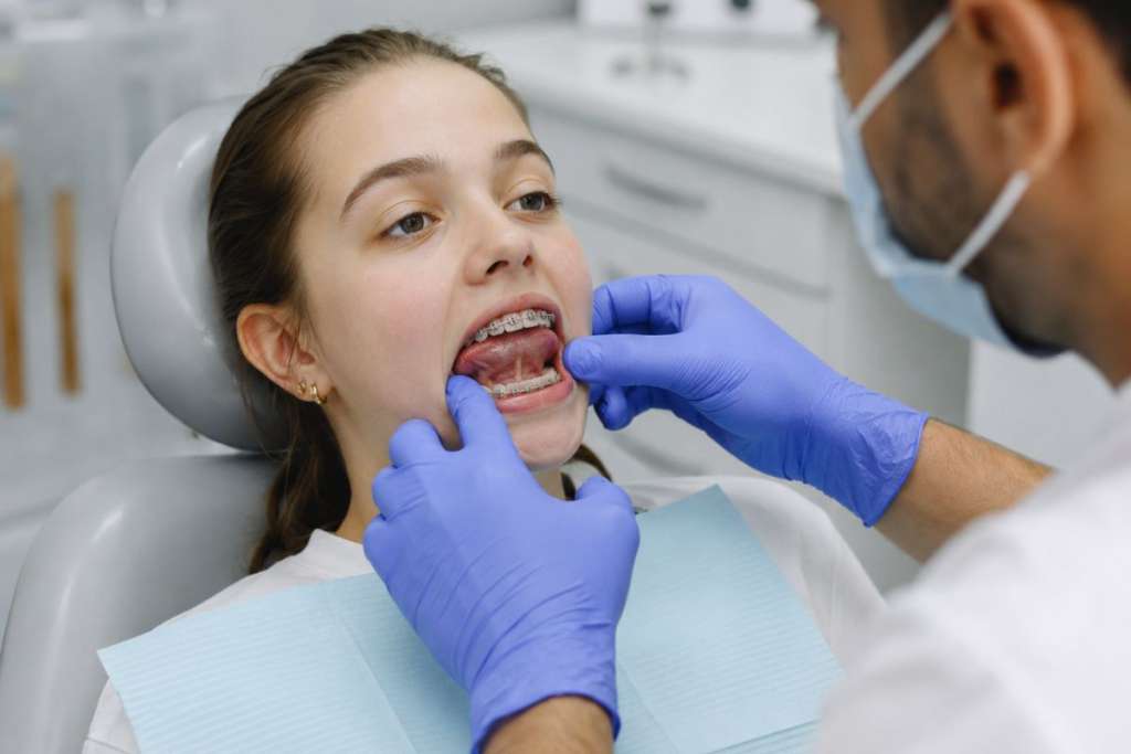 dentista revisando a paciente